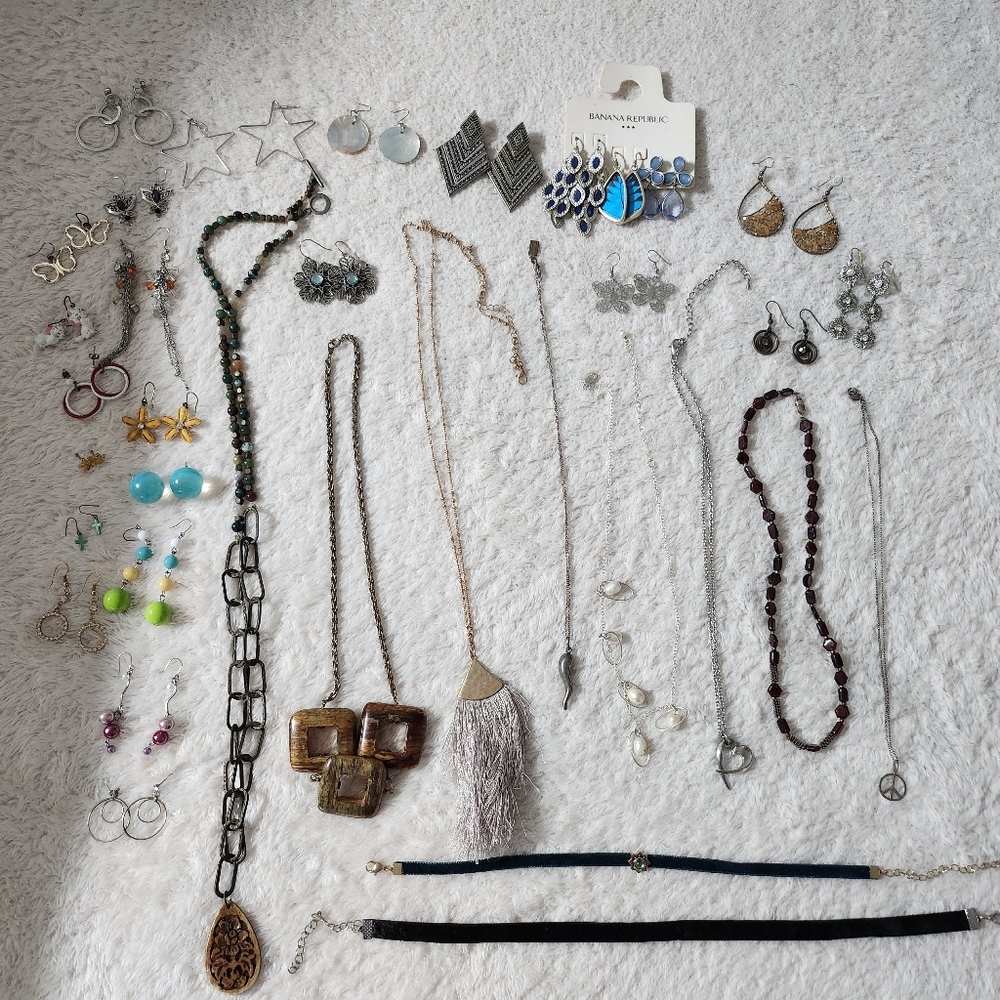35 pieces of costume jewelry lot